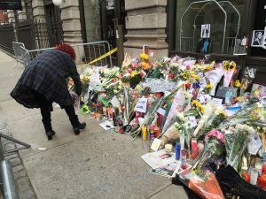 1200px-david_bowie_death_new_york_apartment_memorial_2016_7